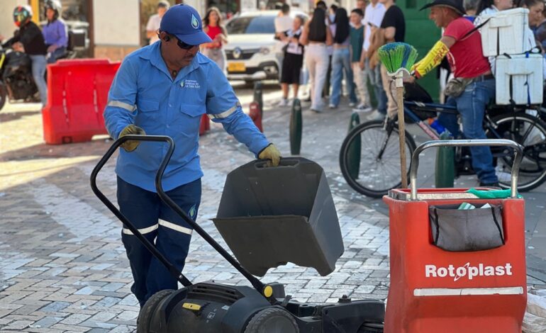 Voluntarios y funcionarios de Empresas Públicas de La Ceja en campaña de limpieza durante las Fiestas del Toldo.