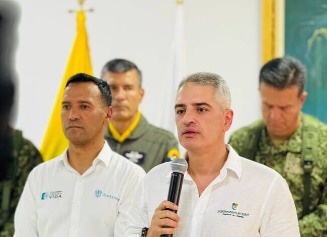 Gobernador de Antioquia Andrés Julián presentando inversión en seguridad para Ejército y Policía.