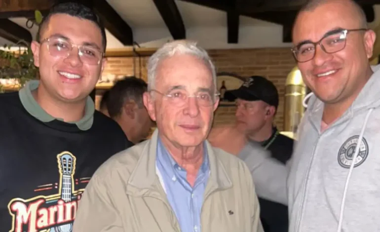 Álvaro Uribe visitó Marinilla y se reunió con presidente del Concejo