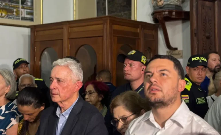 Tras recibir la libertad por fallo del tribunal, el expresidente Uribe se encuentra con ciudadanos en Sabaneta