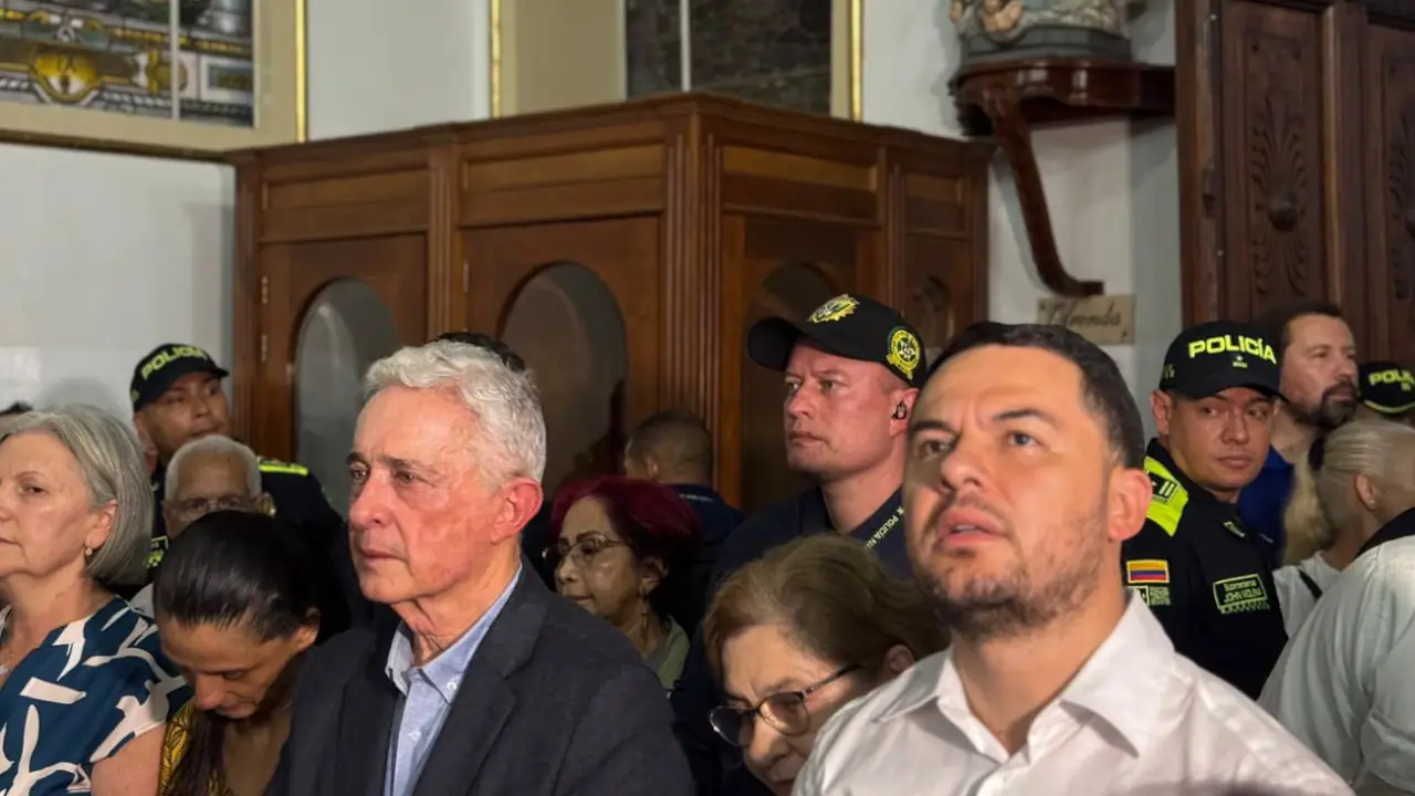 Tras recibir la libertad por fallo del tribunal, el expresidente Uribe se encuentra con ciudadanos en Sabaneta