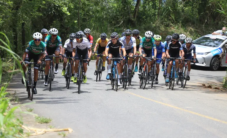 Ciclistas participando en la Clásica Nacional de Ciclismo 2025 en El Carmen de Viboral