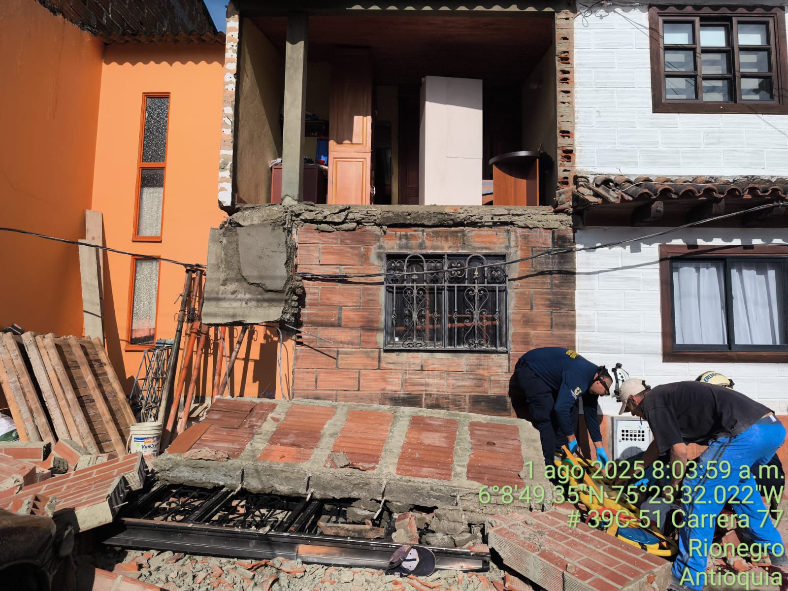Colapsó balcón en vivienda del barrio El Porvenir en Rionegro: un hombre resultó lesionado