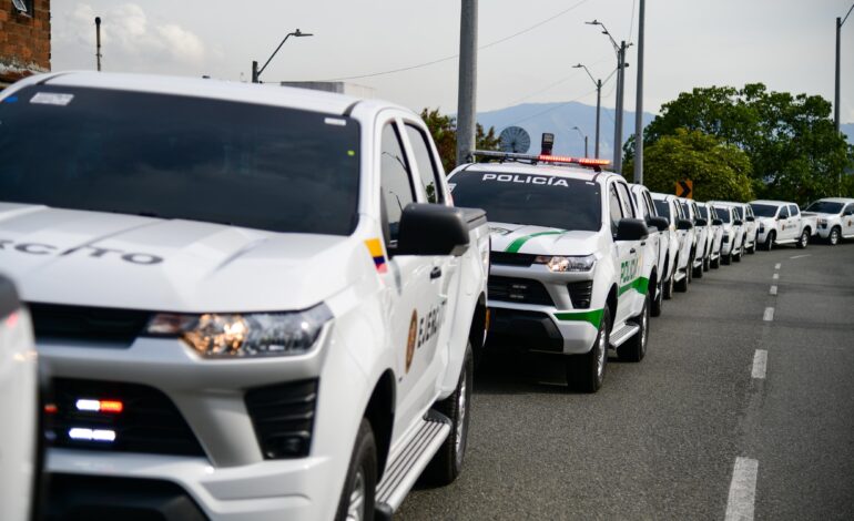 Gobernador Andrés Julián entrega camionetas 4x4 a Policía y Ejército en Medellín para fortalecer seguridad