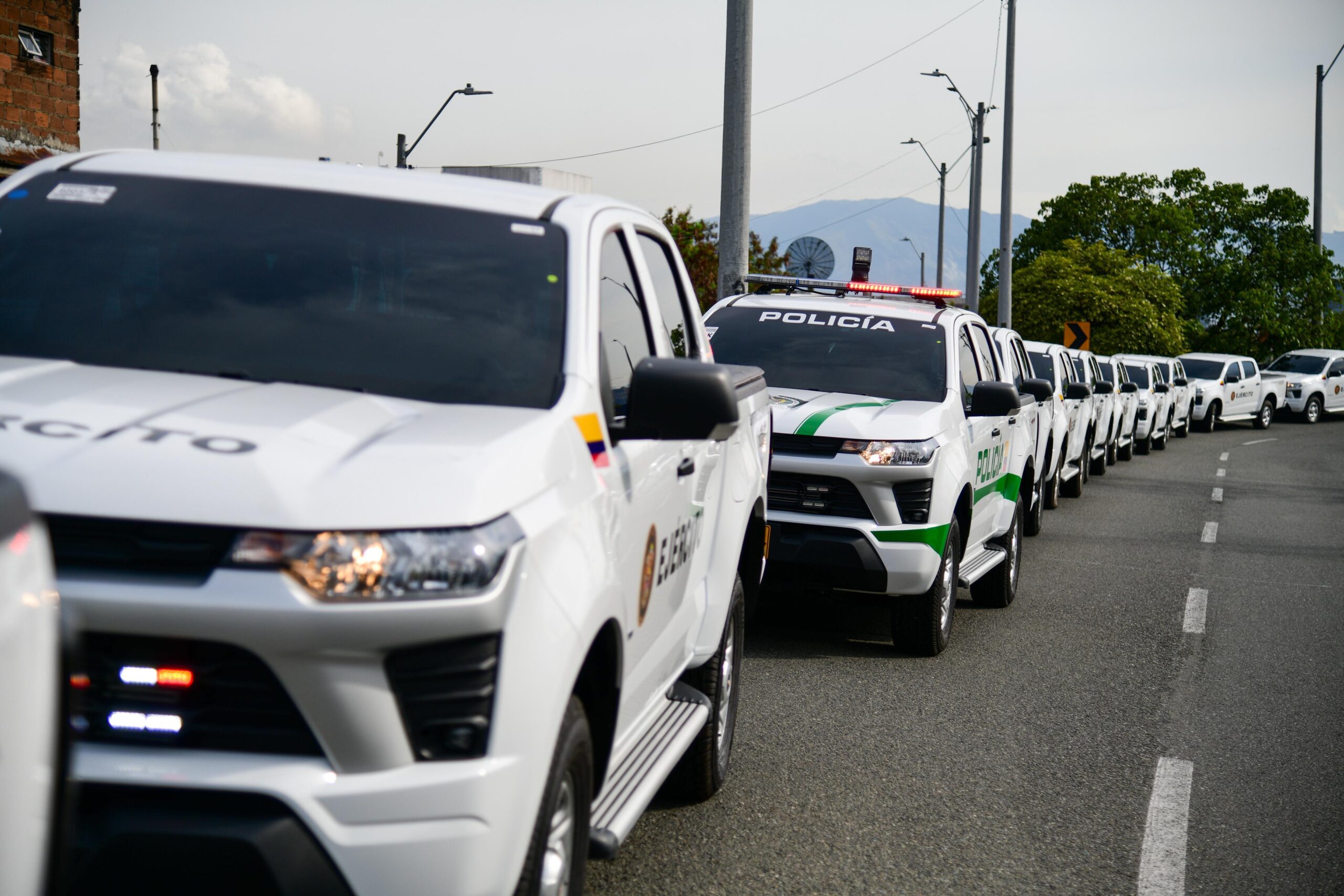 Gobernador Andrés Julián entrega 49 camionetas a la Fuerza Pública con recursos de la Tasa de Seguridad