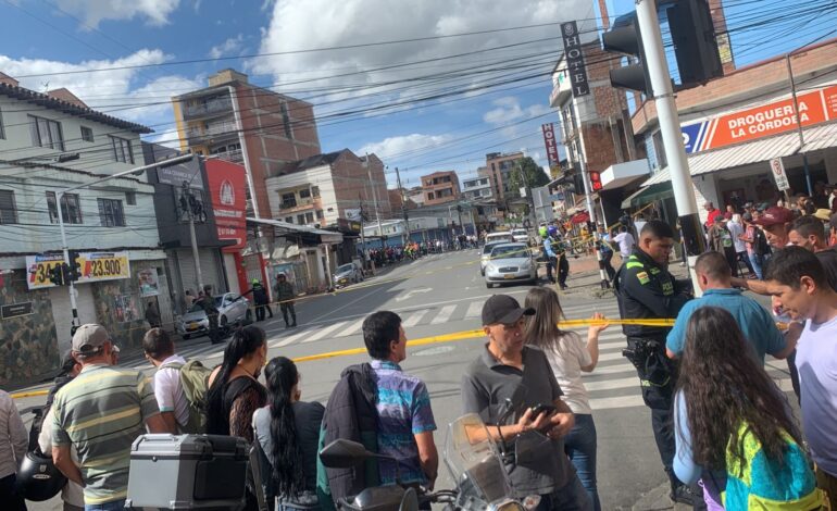 Una balacera en el sector La Galería de Rionegro, Antioquia, dejó un muerto y un capturado este sábado 9 de agosto. Autoridades investigan el ataque contra una camioneta TXL y mantienen cerradas las vías aledañas mientras recolectan pruebas.