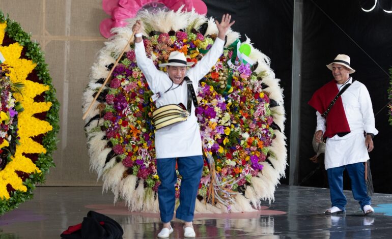 Jurado multidisciplinario evaluando arreglos florales en el Desfile de Silleteros 2025 en Medellín