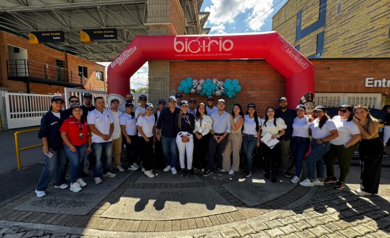 Usuarios de Bicirio toman bicicletas en la estación virtual 18, Zona Franca de Rionegro