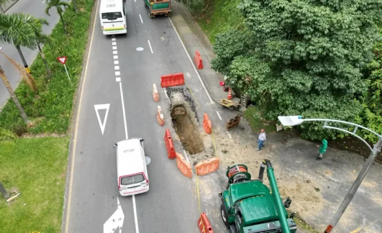 Hueco gigante en la vía Las Palmas de Medellín obliga a cierre de un carril