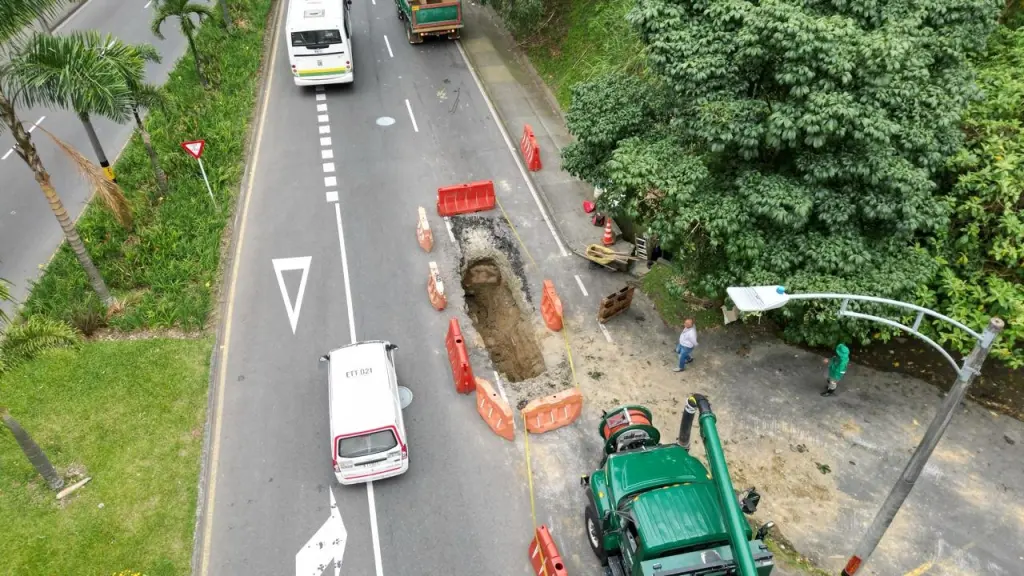 Gigantesco hueco en la vía Las Palmas de Medellín obliga a cerrar un carril