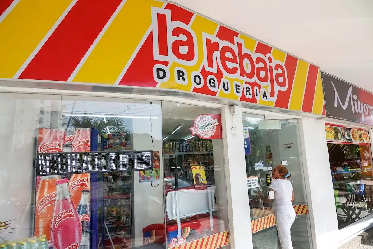 Gobierno recibe oficialmente Drogas La Rebaja: 880 establecimientos al servicio de la salud en Colombia