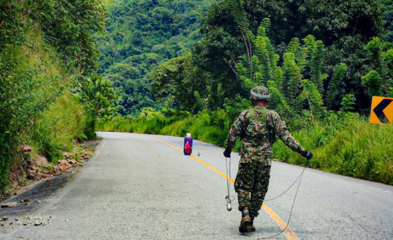 Soldados destruyen cilindro bomba en una vía de Antioquia