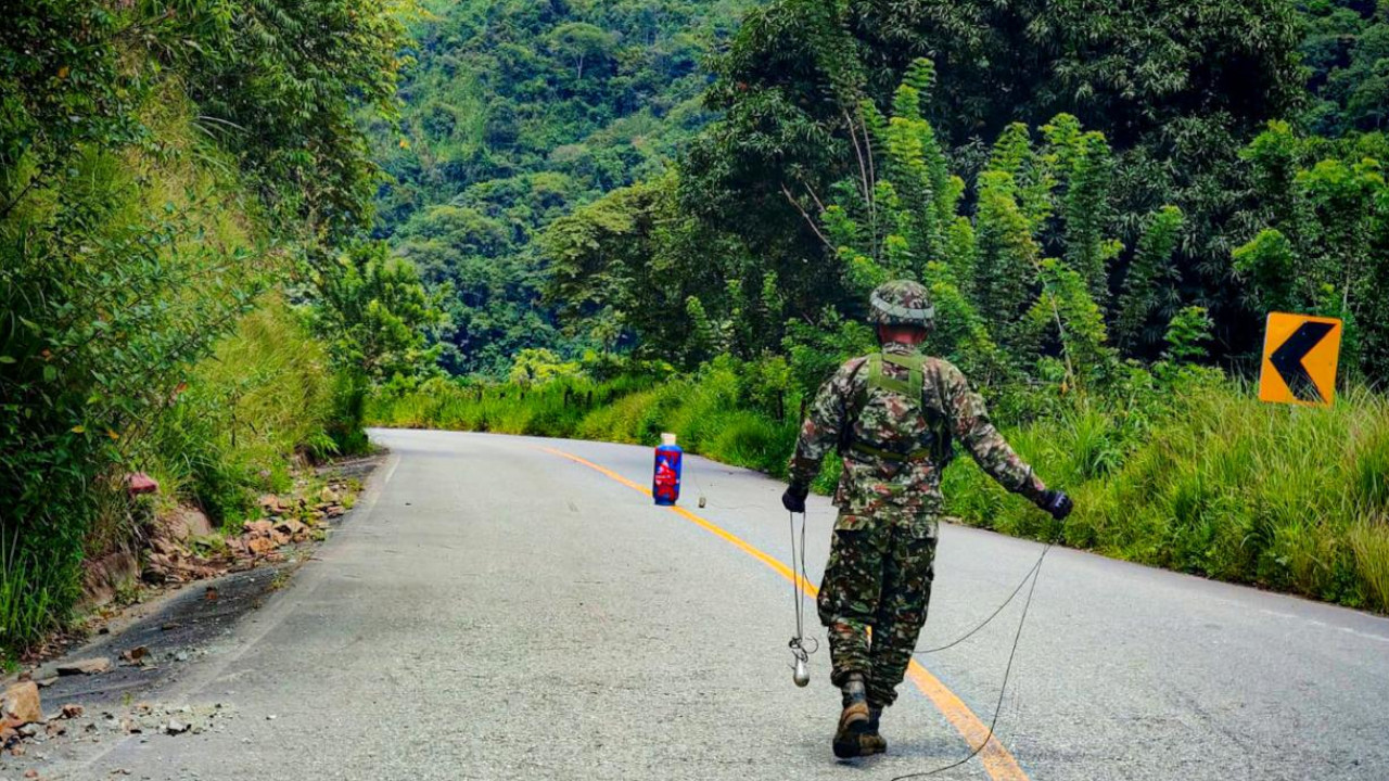 Soldados destruyen cilindro bomba en una vía de Antioquia