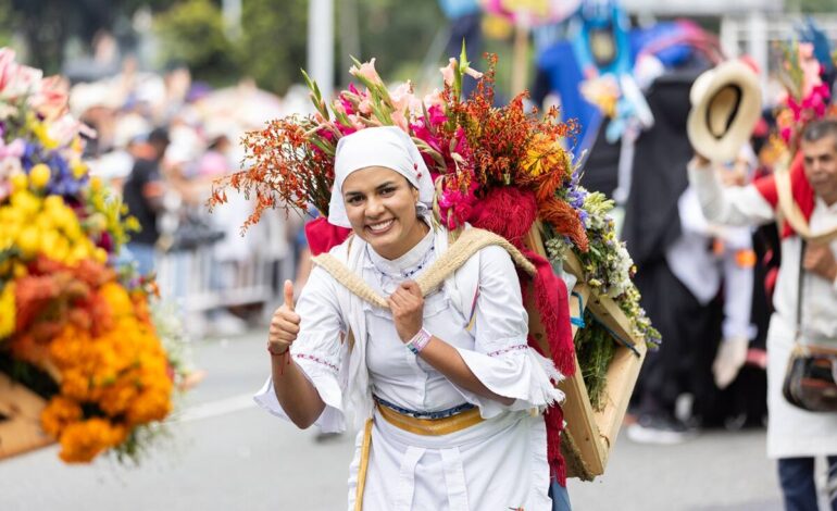 Inicio de la Feria de las Flores 2025 en Medellín con eventos culturales gratuitos y desfile de silleteros.