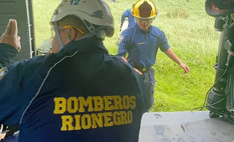 helicóptero de la FAC transportó bomberos de Rionegro para apoyar control de incendio en el Chocó