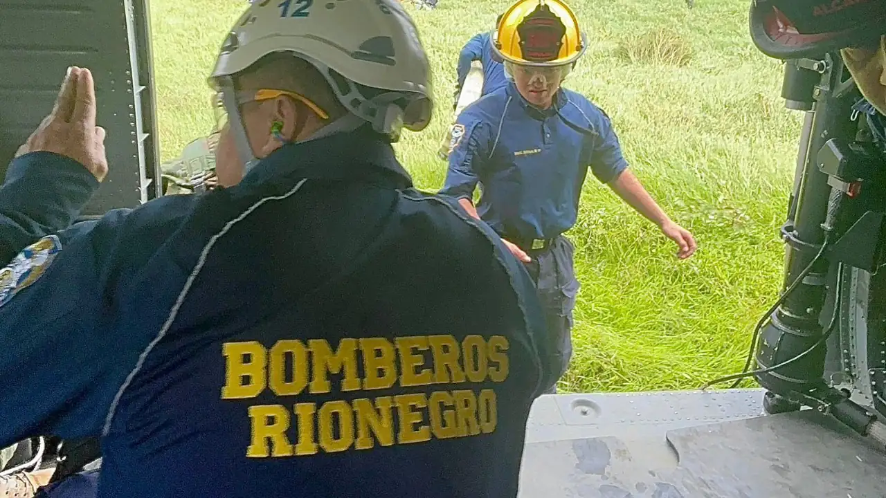 No dudaron: helicóptero de la FAC transportó bomberos de Rionegro para apoyar control de incendio en el Chocó