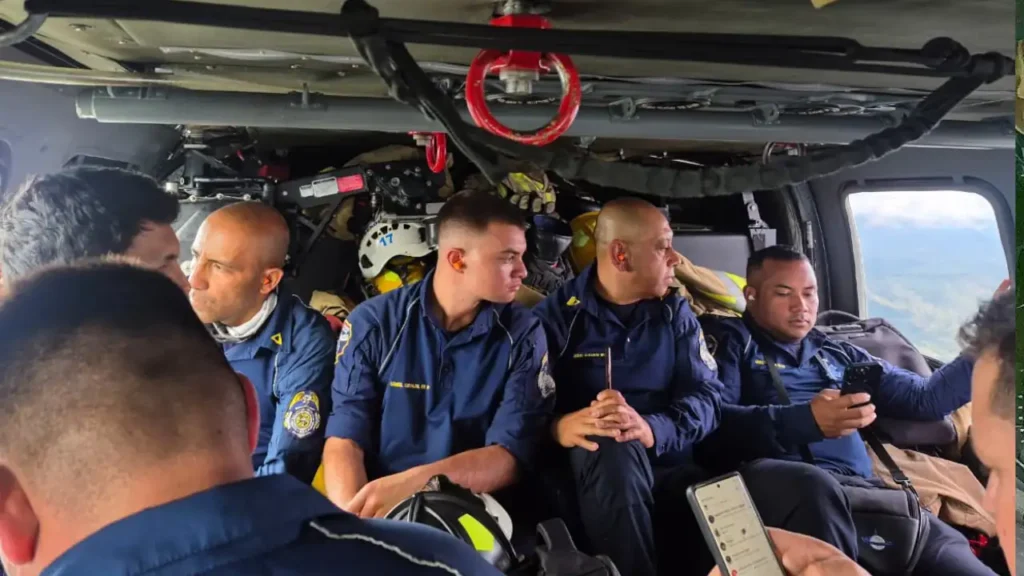 helicóptero de la FAC transportó bomberos de Rionegro para apoyar control de incendio en el Chocó