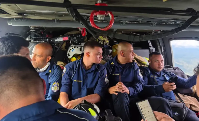 helicóptero de la FAC transportó bomberos de Rionegro para apoyar control de incendio en el Chocó