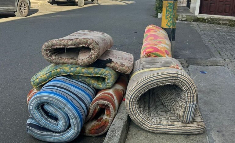 ¡Vuelve y juega! Seis colchones usados fueron abandonados en vía pública de San Cayetano en La Ceja