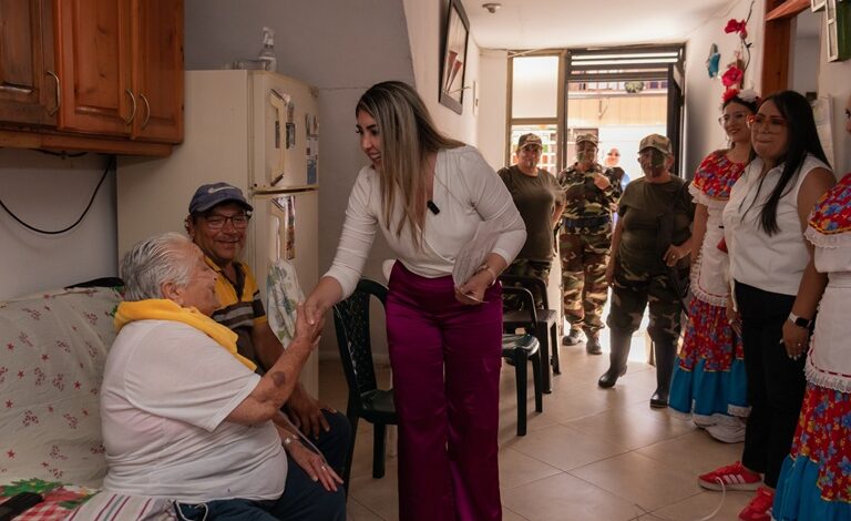 Alcaldesa Ilbed Santa acompaña visita domiciliaria a adultos mayores en La Ceja