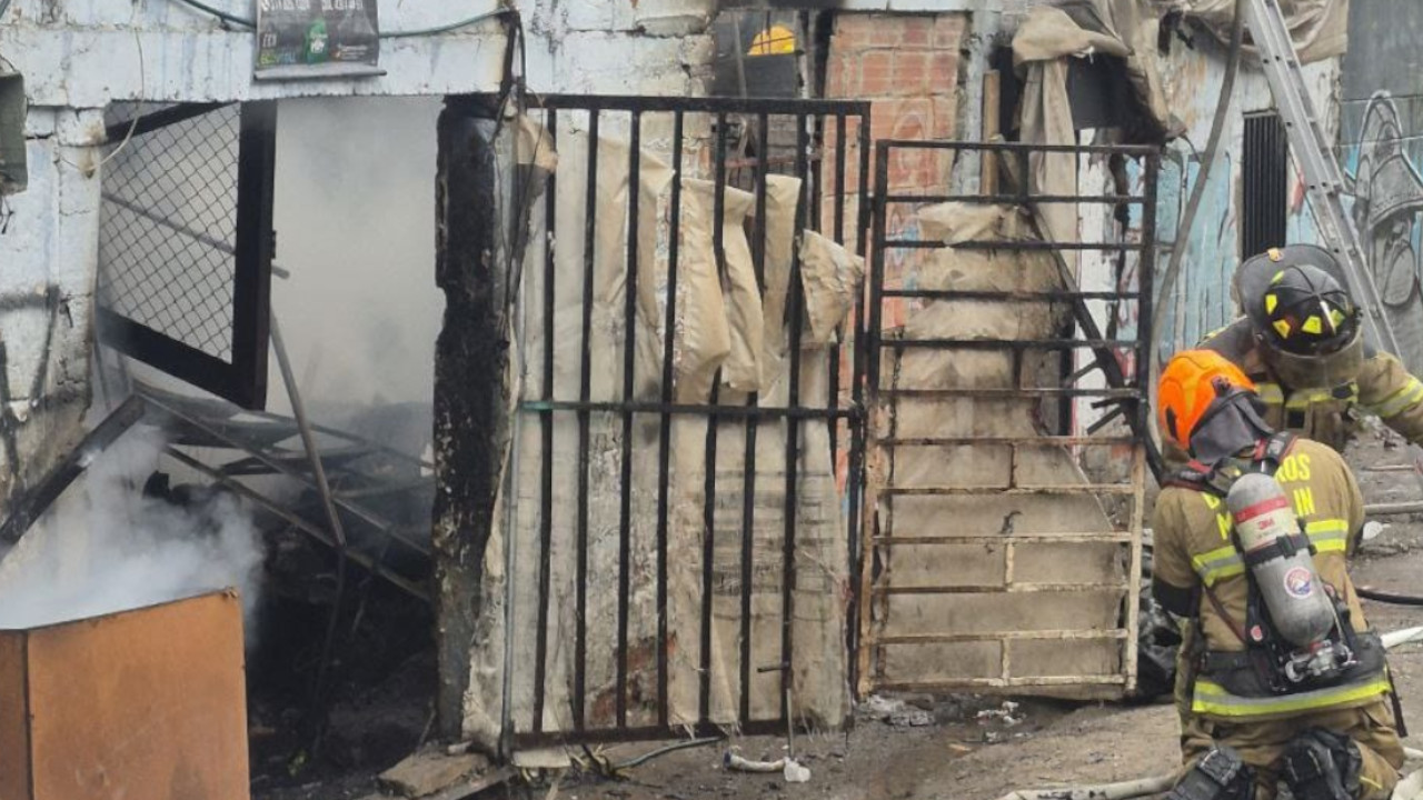 Dos mascotas fallecen tras incendio en una chatarrería de Medellín