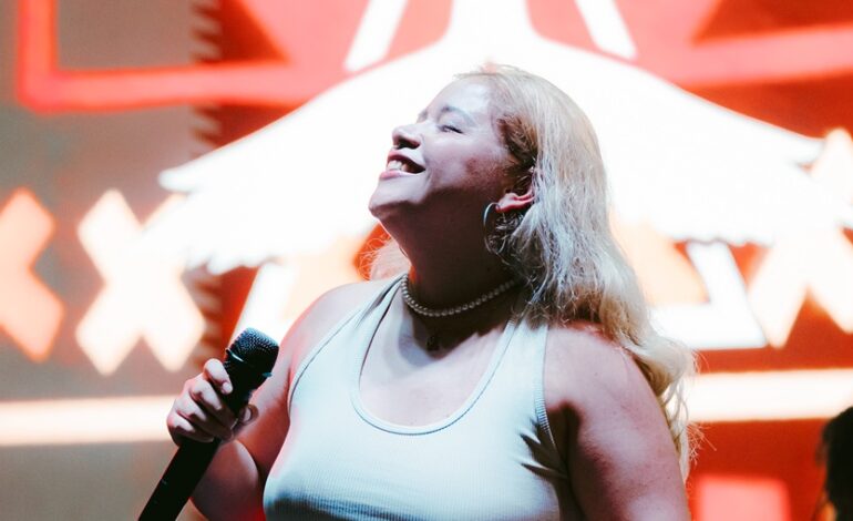 Anlly Marín, artista sonsoneña, presenta su canción “Flores Blancas” en EA Sports FC 26.