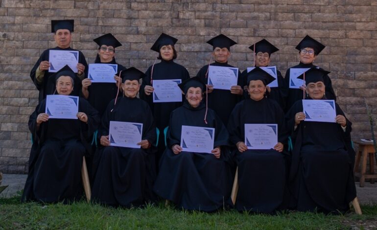 Foto de los adultos mayores graduados