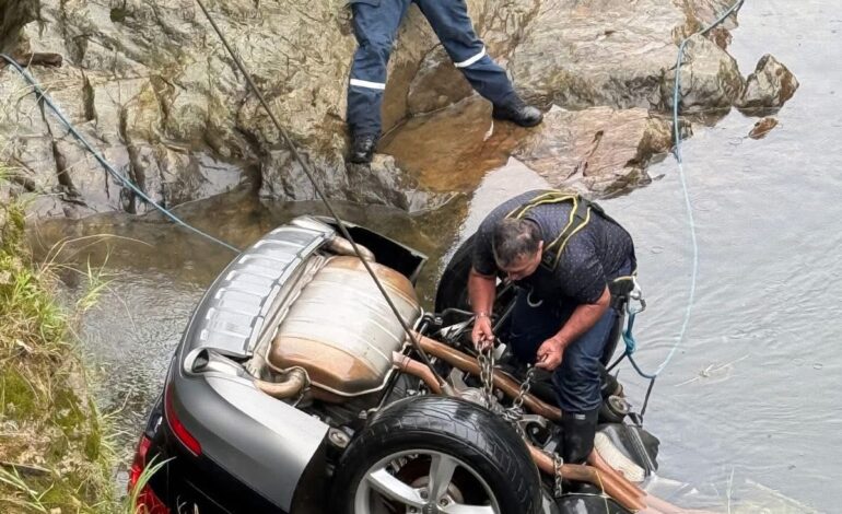 ¡De milagro! Vehículo cae al río Buey en la vía Abejorral-La Ceja sin dejar heridos