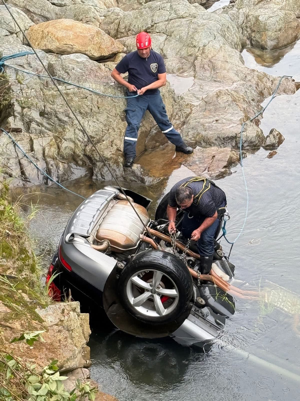 ¡De milagro! Vehículo cae al río Buey en la vía Abejorral-La Ceja sin dejar heridos
