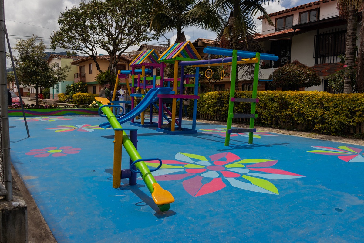 La Ceja entrega parques infantiles renovados en San Cayetano y Villas de la Cruz
