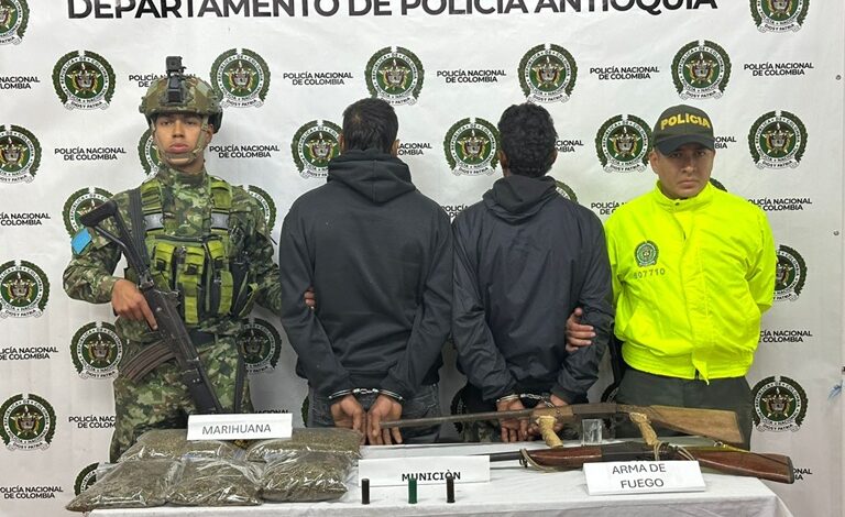 Armas y marihuana incautadas en operativo en Sonsón