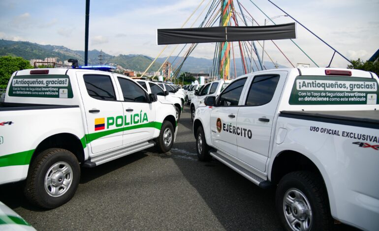 Gobernación de Antioquia entrega camionetas y equipos a la Fuerza Pública