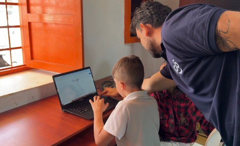 Estudiantes de Marinilla conectados a internet gratis por fibra óptica en su institución educativa.