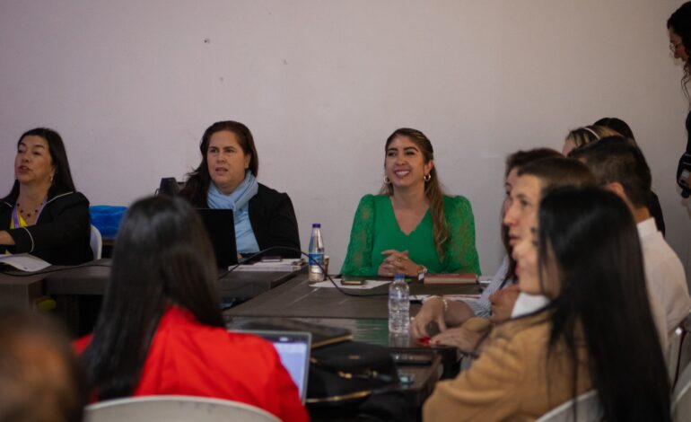 Habitantes de San José recibiendo atención en la jornada descentralizada de servicios en La Ceja.