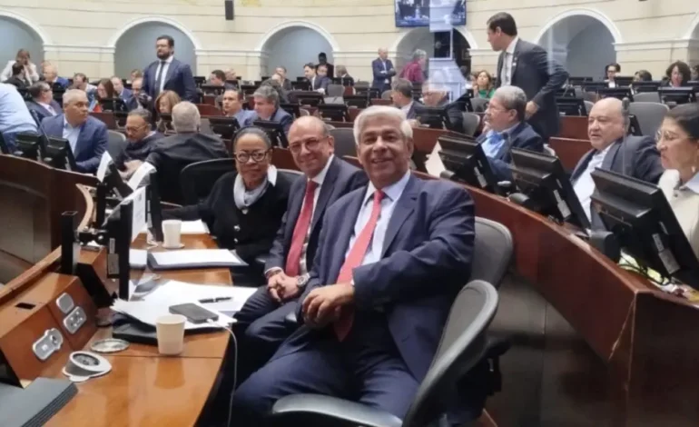 Carlos Camargo fue elegido nuevo magistrado de la Corte Constitucional tras votación en el Senado