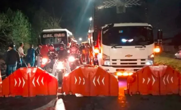 Transportadores bloquean la vía Medellín – Eje Cafetero en Caldas por inconformidades en obras y peajes.