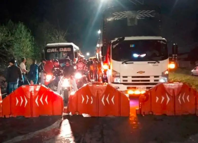Bloqueos en la vía Medellín – Eje Cafetero por manifestaciones de transportadores en Caldas