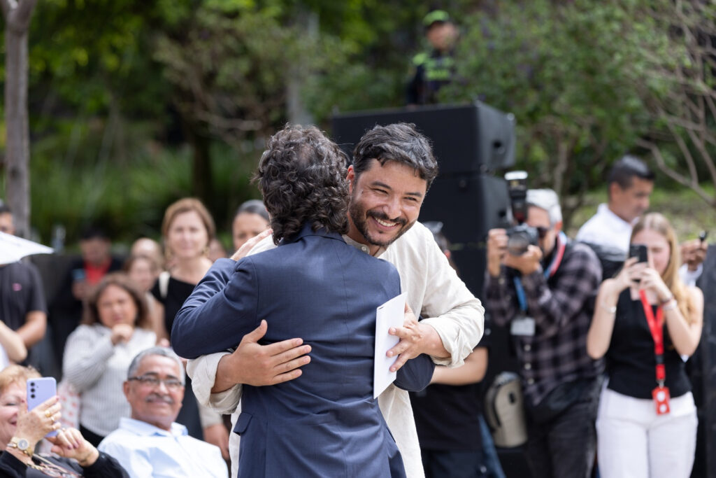 Medellín inaugura escultura que conmemora los 40 años del holocausto del Palacio de Justicia