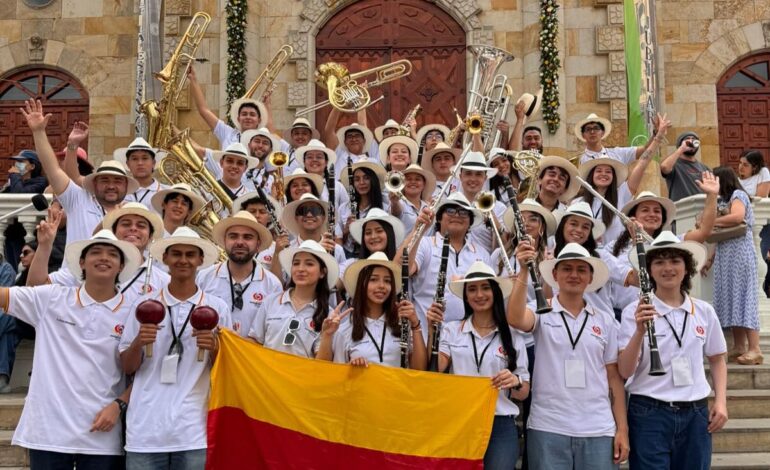 Banda ganadora recibiendo premio en el Concurso de Bandas en Paipa
