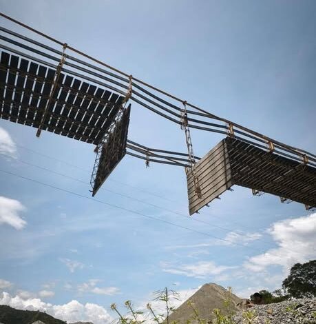 Tramo del puente colgante que colapsó en Sopetrán, Antioquia, provocando caída de vehículo al vacío.