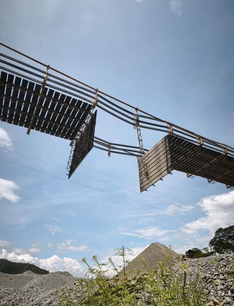 Colapsa puente colgante en Sopetrán: tres personas resultaron heridas tras caída de vehículo al vacío