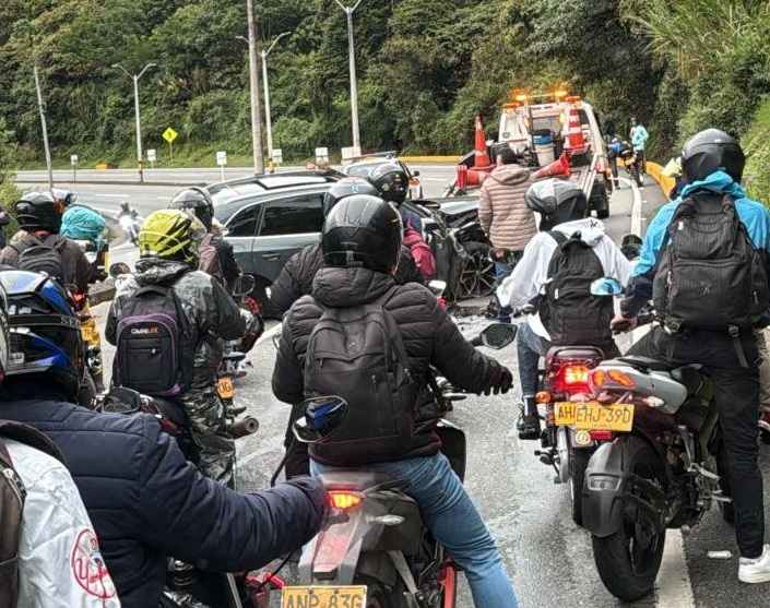Accidente en la autopista Medellín–Bogotá cerca del peaje de Copacabana genera congestión vehicular