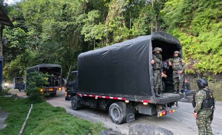 Una asonada con más de 400 personas provocó la quema de vehículos, retención de soldados y un herido en el corregimiento La Danta (Sonsón), durante un operativo contra el Clan del Golfo.