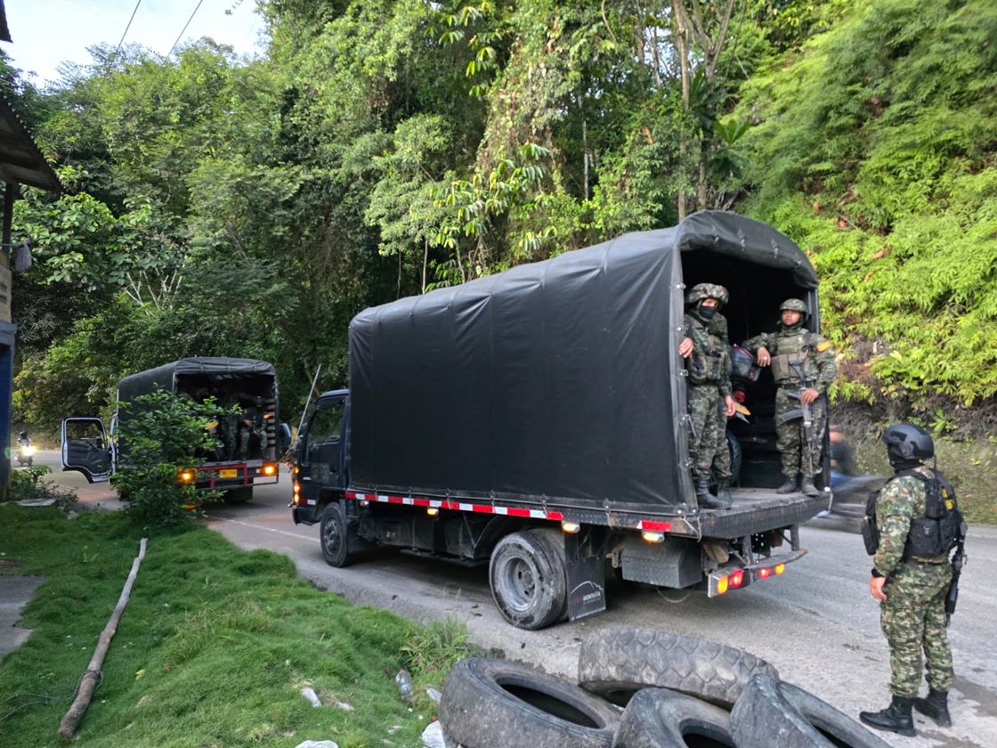 Quema de vehículos, secuestros y heridos: la asonada en La Danta que desbordó el operativo militar