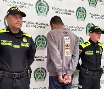 Policía de La Ceja capturando al responsable de robos en locales comerciales