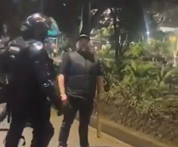 El concejal Andrés “Gury” Rodríguez fue captado portando un bate durante una marcha pro-Palestina en Medellín. El hecho genera críticas y pedidos de investigación.