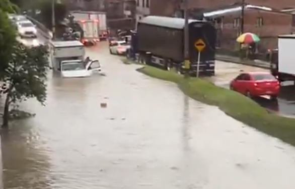 nundación en la Av. Paralela a la altura de la estación Acevedo por las lluvias en el Valle de Aburrá.