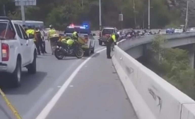 ractocamión caído por abismo en la vía San Jerónimo–Santa Fe de Antioquia, conductor fallecido.