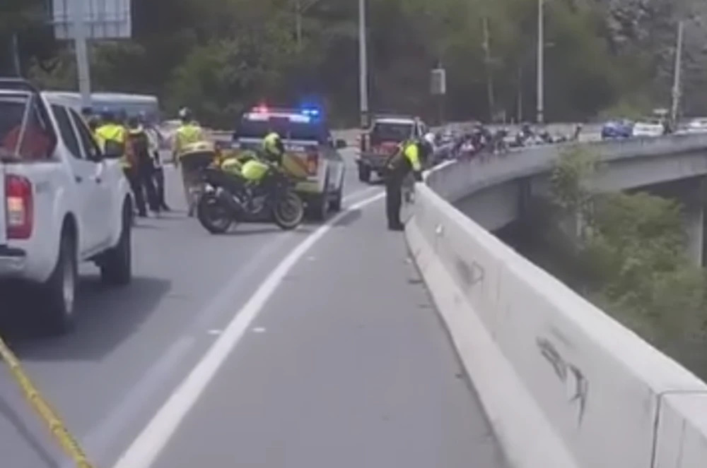 Tractocamión cayó al vacío en la vía San Jerónimo–Santa Fe de Antioquia: conductor falleció y ya hay recursos en camino