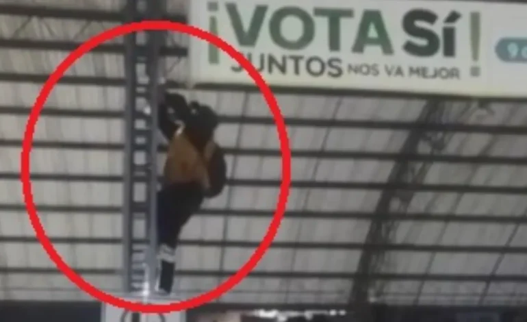 En El Santuario destruyen publicidad de la consulta del Área Metropolitana